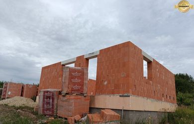 Na predaj murovaná rozostavaná chata pri lyžiarskom stredisku Drozdovo