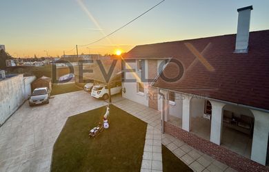 NA PREDAJ DVOJGENERAČNÝ RODINNÝ DOM V MESTE MALACKY