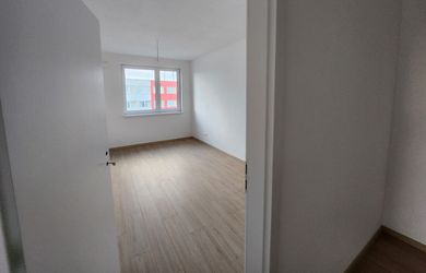 NOVÝ priestranný 2 izbový byt zariadený v štandarde v zabývanej lokalite s garážovým státím