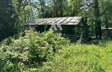Na predaj staršia chata v Modre – časť Harmónia, pozemok 460 m² -prístupová cesta vyriešená