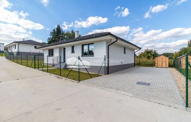 Predaj novostavby bungalovu na pozemku o výmere 595 m² v tichej lokalite obce Budmerice