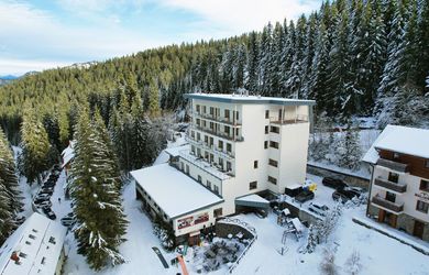 Predaj výnimočného apartmánu s balkónom HNEĎ NA SVAHU v Hoteli FIS Jasná ****