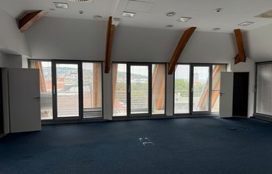 Na prenájom nadštandartný, obchodný priestor (ÚP = 176,73 m2 + terasa = 47,26m2) na 6. poschodí s výhľadom na prezidentský palác, hrad aj tatrabanku