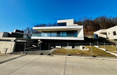 Luxusná Vila s wellnessom, 990m2, Sídlisko III., PO