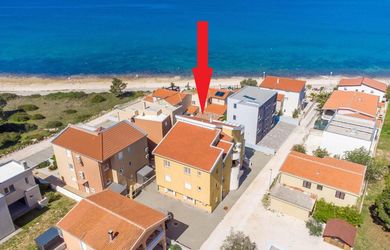 Chorvátsko 3 izbový apartmán 50 metrov od mora pri Zadare.