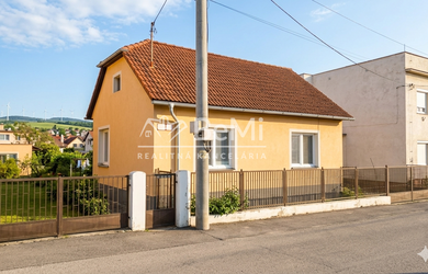 Rodinný dom s garážou na slnečnom pozemku – Zlatovce