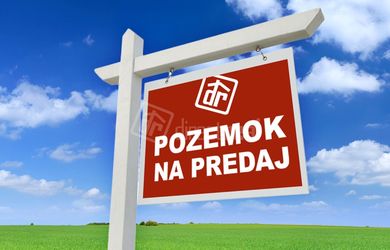 DIRECTREAL|ZNÍŽENÁ CENA! Na predaj PEKNÝ OPLOTENÝ stavebný pozemok o výmere 748 m2 vo vyhľadávanej lokalite neďaleko centra v Hurbanove. EXKLUZÍVNE IBA U NÁS!