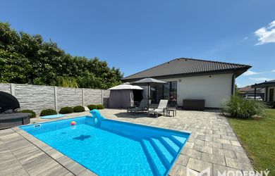 Na predaj nízkoenergetický 4-izbový bungalov s bazénom v Rajke