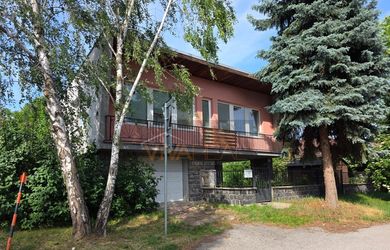 Iba u nás! Samostatne stojaci 4 izb. RD s predzáhradkou a garážou, pozemok 664 m2, Suchá nad Parnou, 8 km Trnava