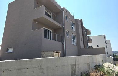 CHORVÁTSKO - Nové apartmány s garážou a skladovým priestorom - VODICE
