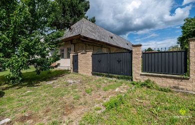 KRÁSNY POZEMOK SO STARŠÍM RODINNÝM DOMOM - POLUVSIE