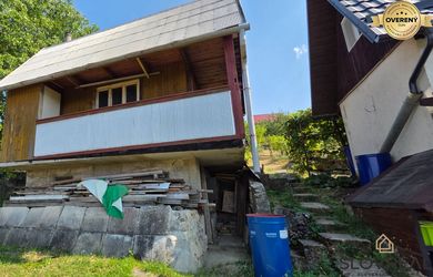 Slnečná záhrada s chatkou v meste Dubnica nad Váhom, 326 m2