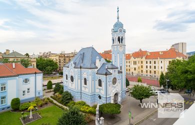 VÝNIMOČNÝ 3-IZBOVÝ BYT S IKONICKÝM VÝHĽADOM NA MODRÝ KOSTOLÍK | 2 LODŽIE, BALKÓN A 2 PARKOVACIE MIESTA